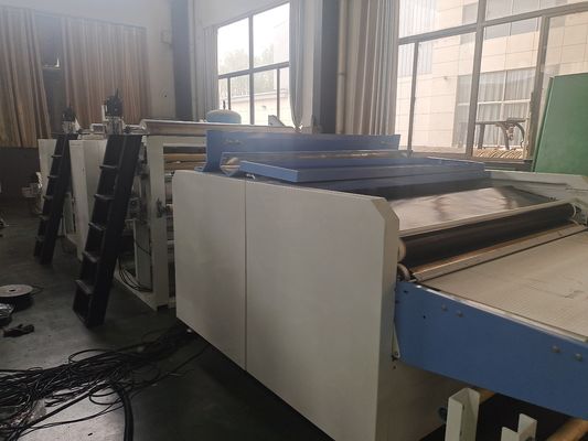 Μηχανή για την επεξεργασία υφαντικών υφασμάτων από μη υφασμένα υφάσματα κουνουπιού